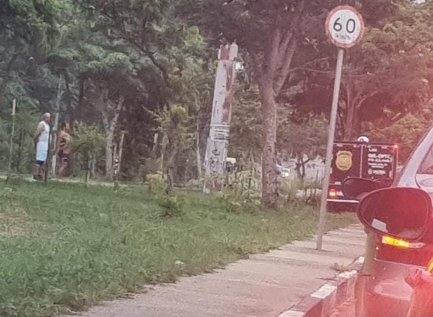 Motociclista morre em grave acidente com carreta na Avenida das Torres; veja vídeo