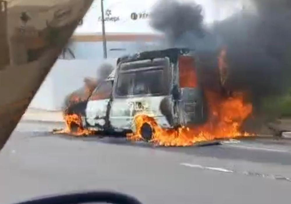 Veículo pega fogo em frente ao shopping Ponta Negra e causa transtorno no trânsito; vídeo