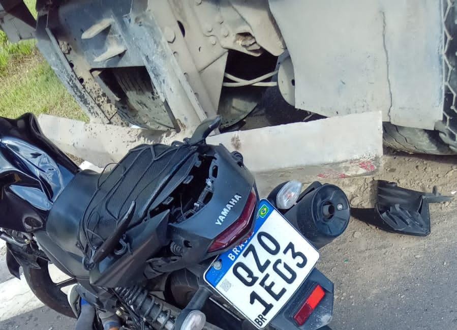 Motociclista morre em grave acidente com caminhão próximo ao Aeroporto, em Manaus