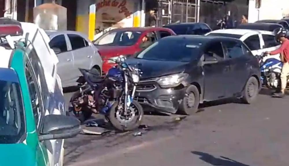 Acidente entre dois carros e uma motocicleta na avenida Itaúba, Zona Leste de Manaus; veja vídeo 