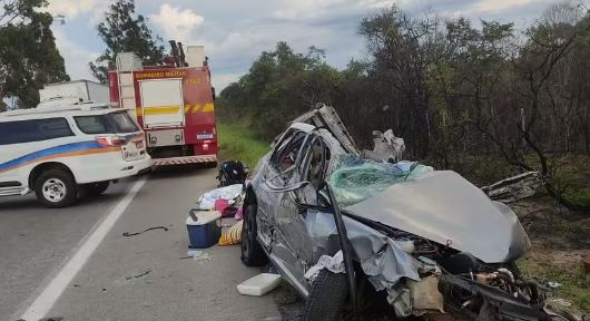 Casal e bebê de um ano morrem após colisão com carreta
