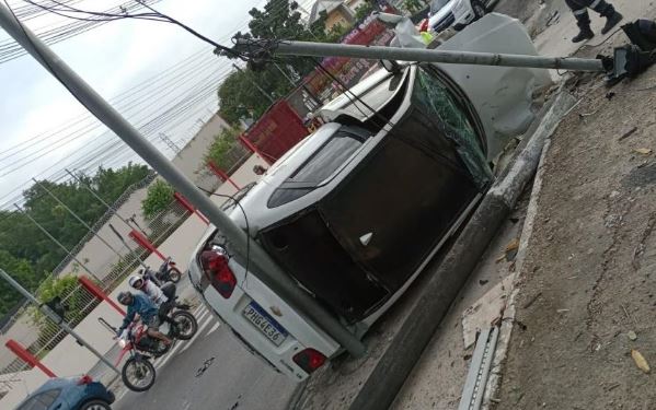 Carro capota e derruba poste no bairro Cidade Nova, em Manaus