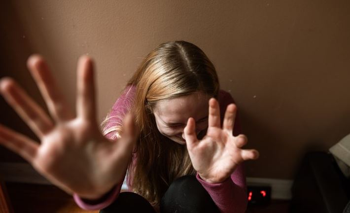 Criança de 9 anos é estuprada pelo pai, avô e tio no Amazonas; outro tio é procurado