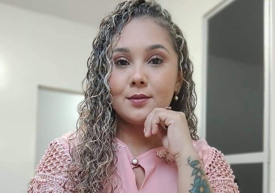 Pedagoga morre após ser arremessada contra bloco de concreto em acidente de trânsito, em Manaus