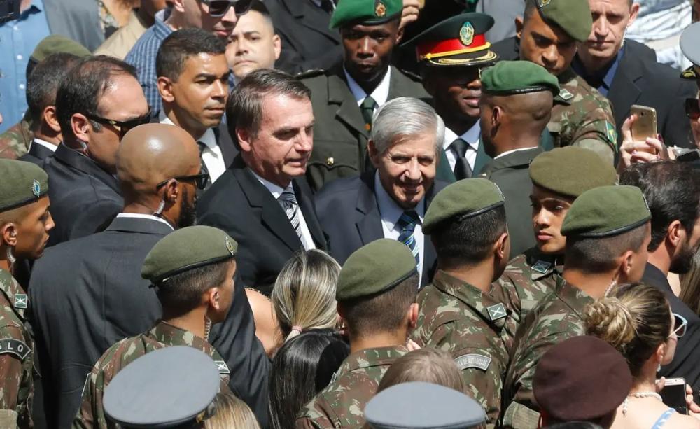 Moraes proíbe Bolsonaro e ex-ministros de irem a eventos das Forças Armadas