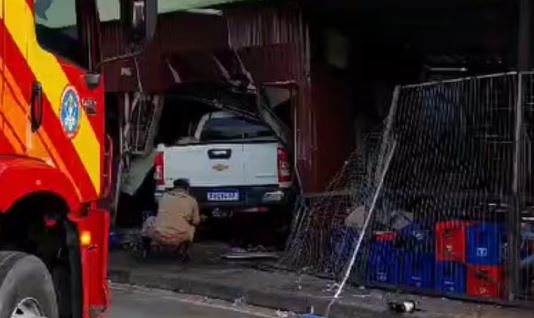 Caminhonete invade bar, deixa uma mulher morta e outra pessoa ferida em Manaus