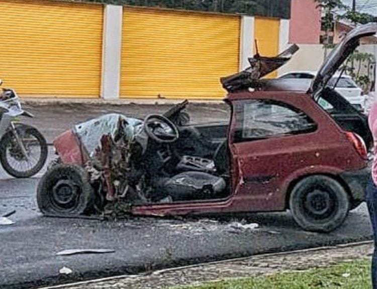 Acidente envolvendo carro e rota do Distrito deixa feridos em avenida de Manaus; veja vídeo