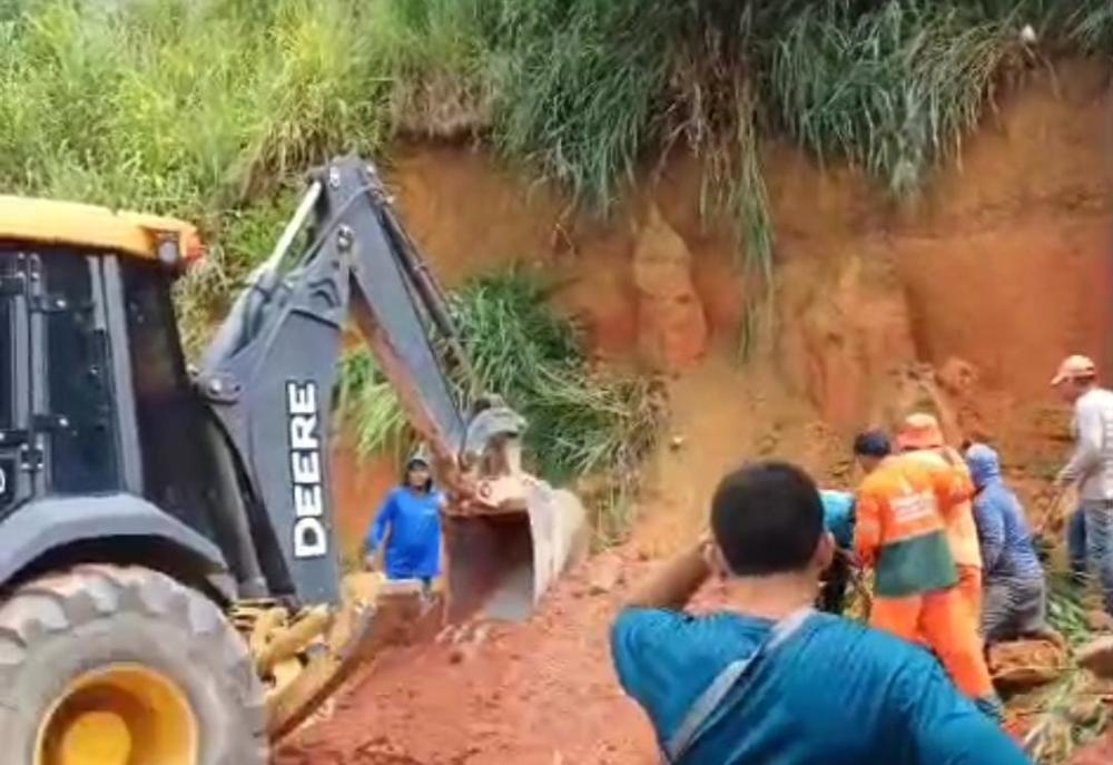 Trabalhadores ficam soterrados após deslizamento de barranco no bairro Flores, em Manaus
