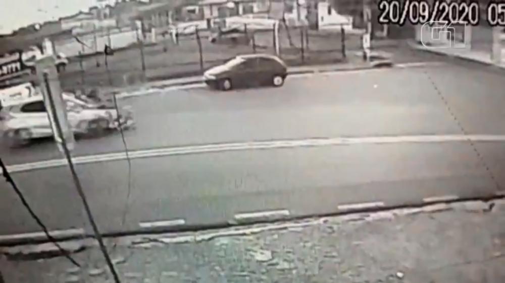 Motociclista é arremessado em avenida de Manaus após condutor embriagado invadir contramão