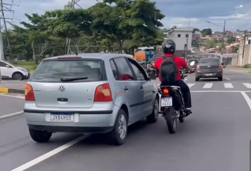 Motorista atropela motociclista e tenta fugir na Avenida das Torres, em Manaus