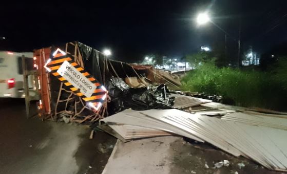 Carreta tomba e interdita avenida Buriti na Zona Leste de Manaus