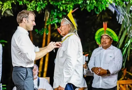 Em visita ao Brasil, Emmanuel Macron concede honraria francesa ao Cacique Raoni 