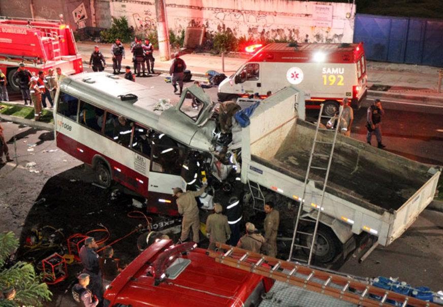 28 de Março: 10 anos do acidente entre micro-ônibus e caminhão que matou 16 pessoas na Djalma Batista