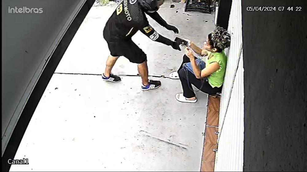 Motoqueiro de aplicativo assalta funcionária de loja no Centro de Manaus; veja vídeo