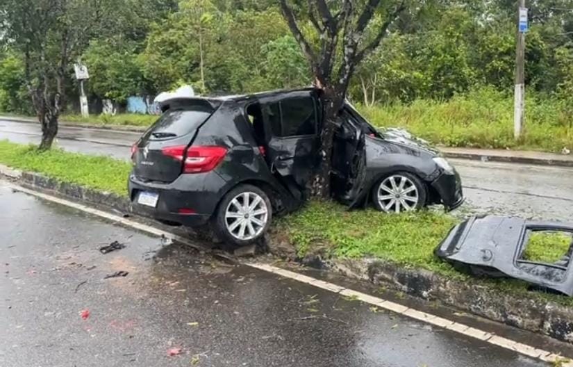 Casal fica preso às ferragens após acidente de carro na Avenida do Futuro, em Manaus