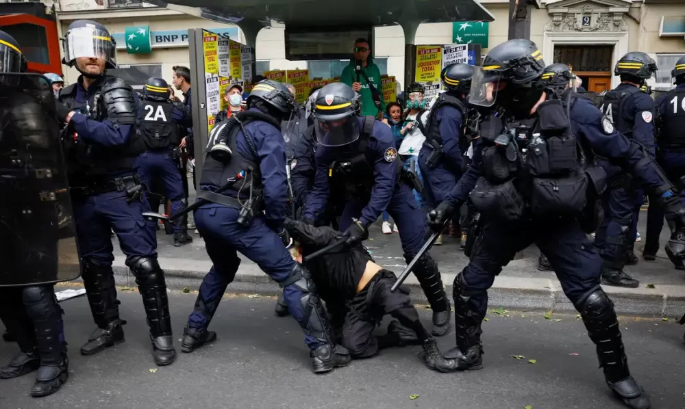 Polícia e manifestantes entram em confronto em Paris em ato no 1º de Maio