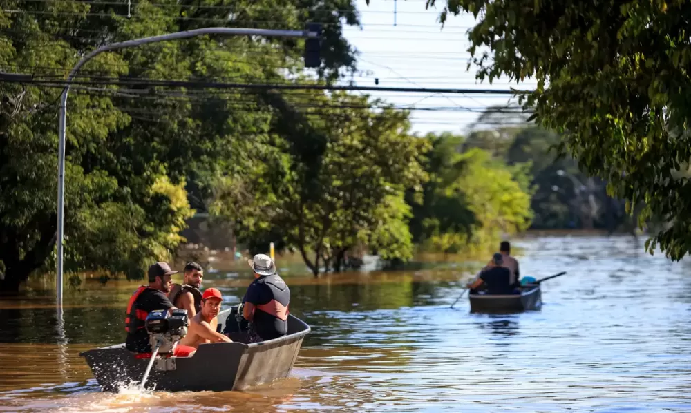 Com chuva e vento fortes, Prefeitura de Porto Alegre suspende resgates com barcos