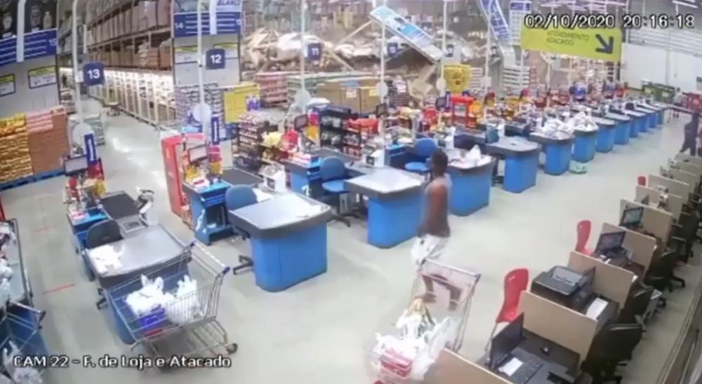 Prateleiras de supermercado desabam e deixam uma pessoa morta e oito feridas.