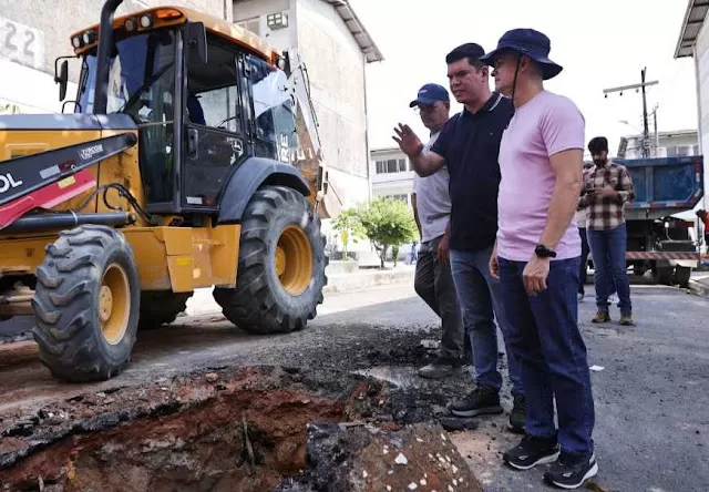 Prefeito David Almeida vistoria serviço em rede de drenagem há 30 anos sem manutenção, no conjunto Tocantins