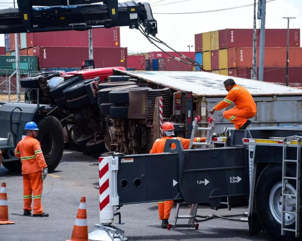 Carreta tomba nas proximidades do Porto Chibatão, em Manaus