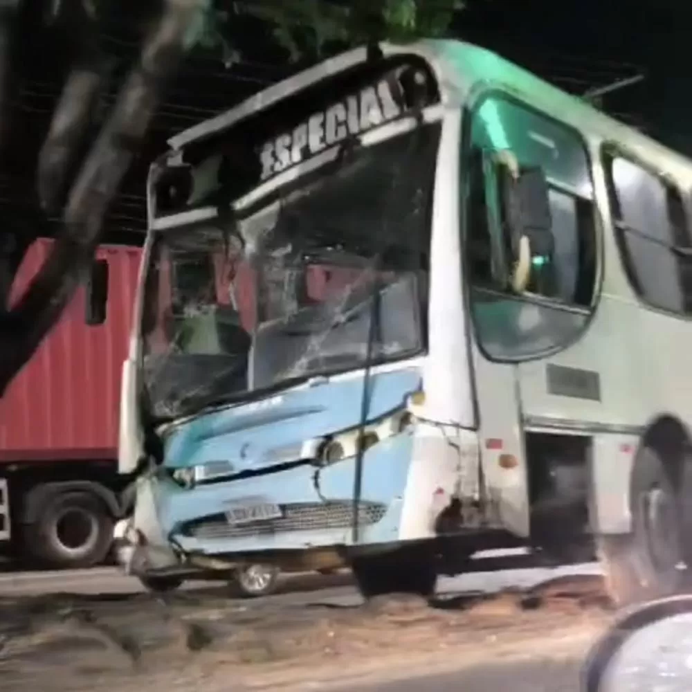 Ônibus colide com árvore na Torquato Tapajós, em Manaus