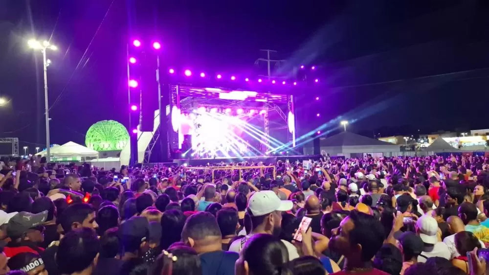 Raça Negra emociona público em show do aniversário de Manaus