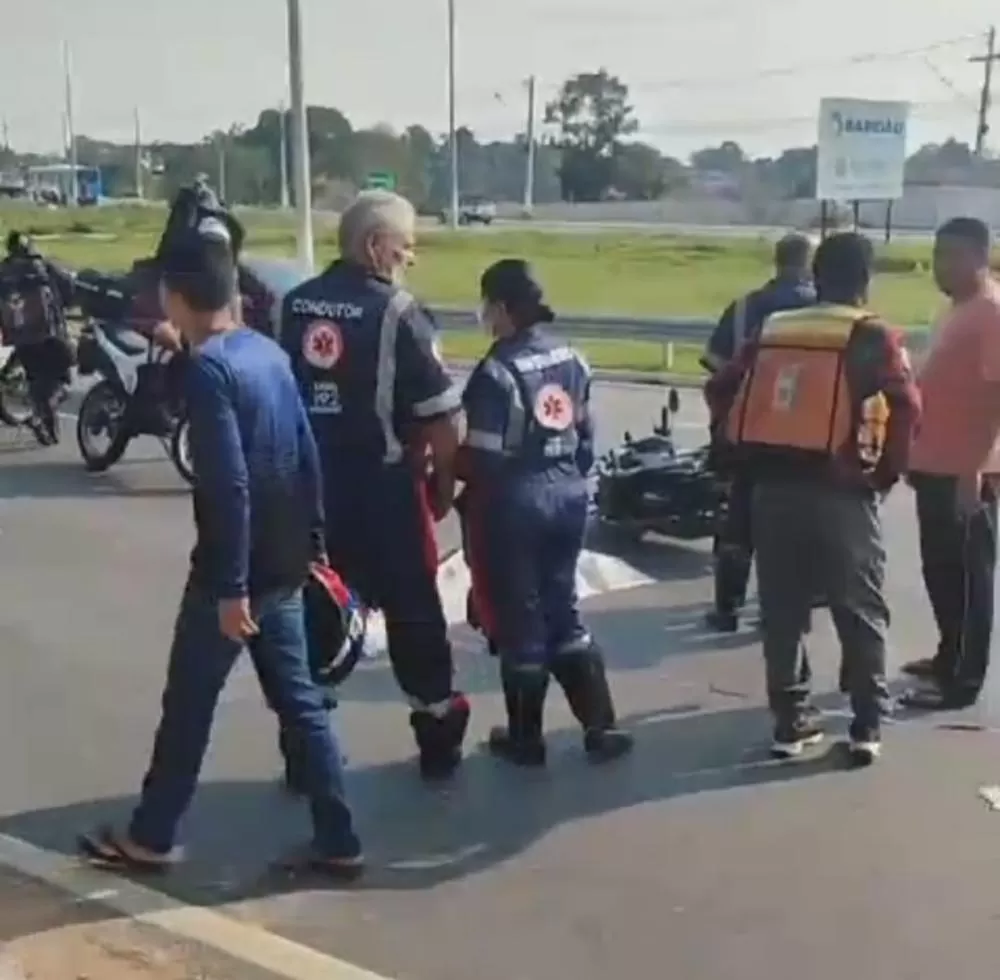 Mulher morre atropelada por micro-ônibus após cair de moto, em Manaus