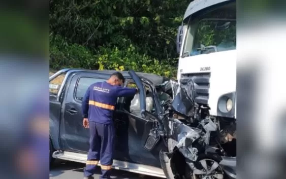 Motorista morre após colisão entre seu carro e caminhão na AM-010
