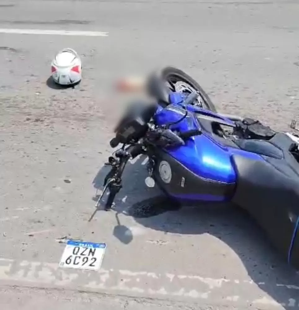 Mulher perde perna em grave acidente de moto em Manaus