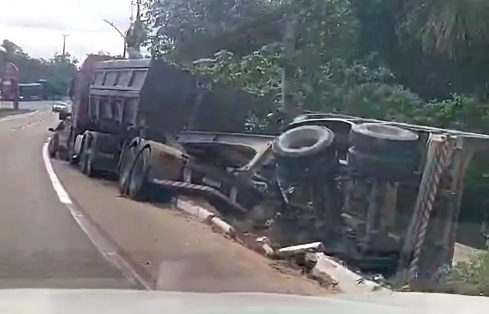 Carreta tomba na BR-174 próximo ao condomínio Verona, em Manaus