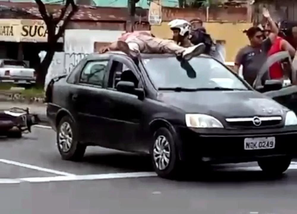 Motoqueiro sofre acidente e cai por cima de carro na Av. Grande Circular 