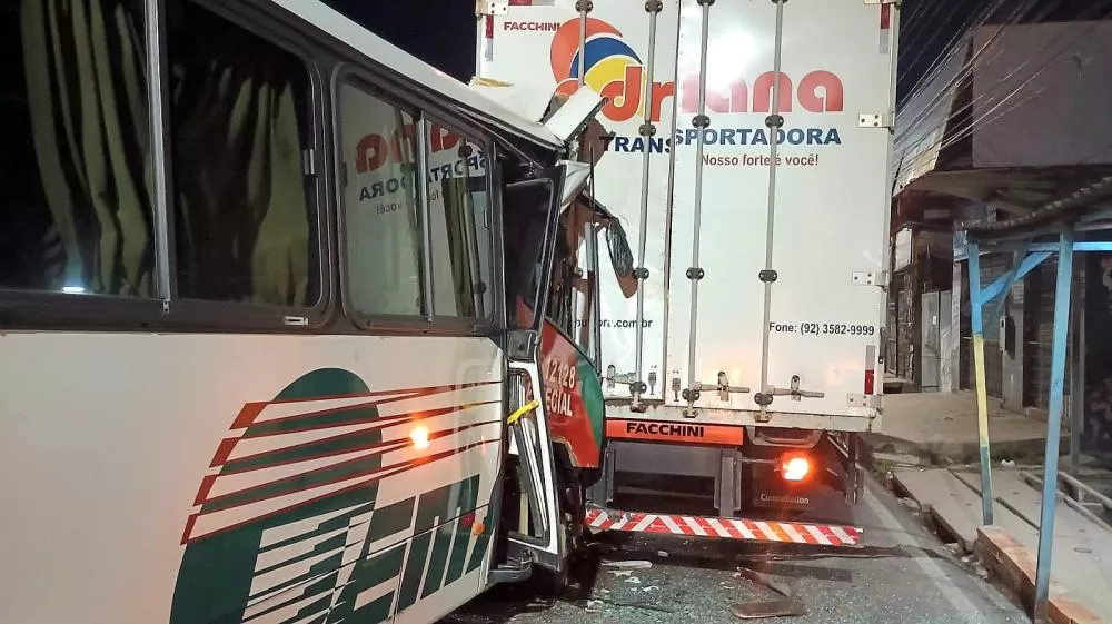 Micro-ônibus colide com caminhão na avenida Grande Circular; veja vídeo