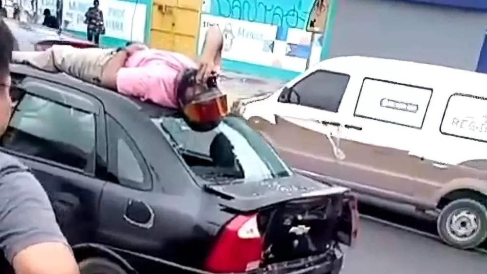 Motoqueiro cai em cima de carro durante acidente na Av. Grande Circular; vídeo