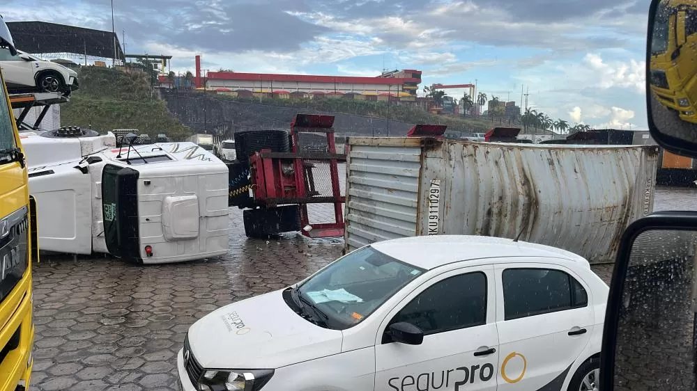 Carreta tomba dentro do Porto Chibatão, em Manaus