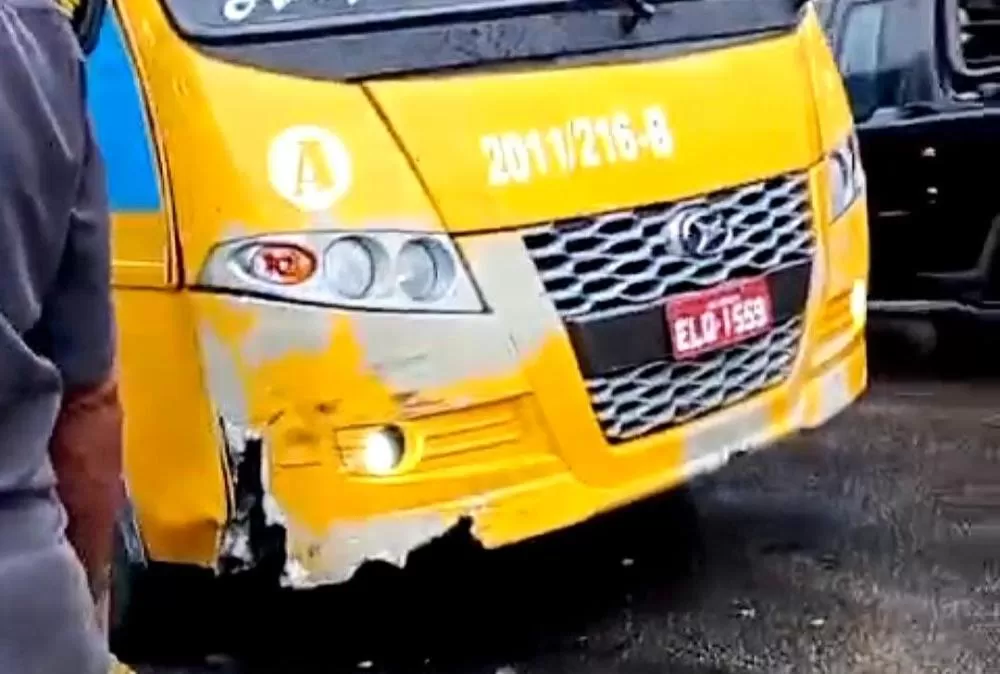 Acidente entre ‘amarelinho’ e motocicleta na Cidade de Deus, Zona Norte