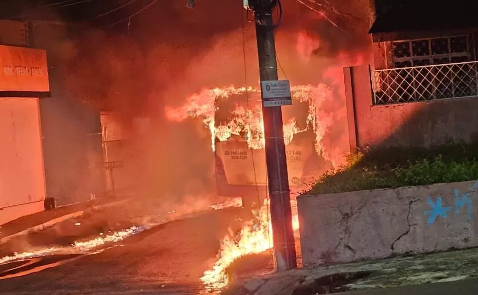 Ônibus pega fogo e atinge residência no bairro Japiim, em Manaus