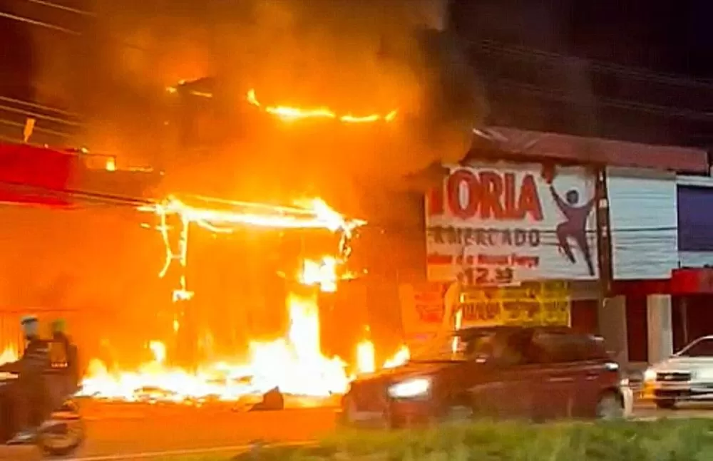 URGENTE: Incêndio de grandes proporções no supermercado Vitória da Torquato; veja vídeos