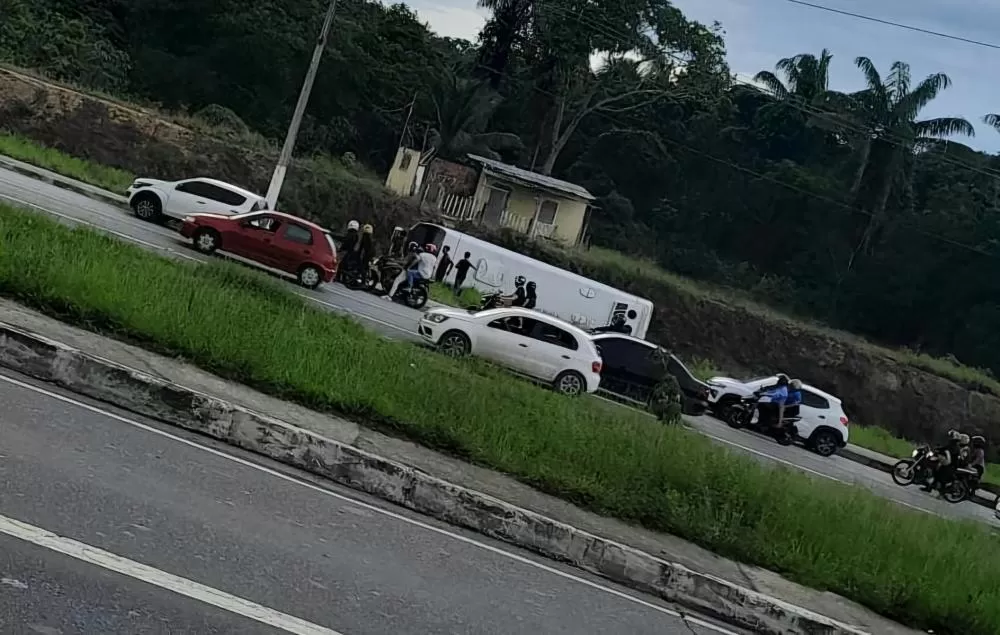 Micro-ônibus tomba na Avenida das Flores, em Manaus