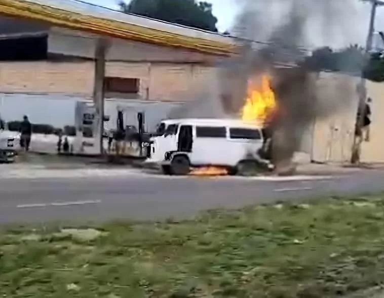 Kombi pega fogo em frente a posto de gasolina na Zona Norte de Manaus; vídeos