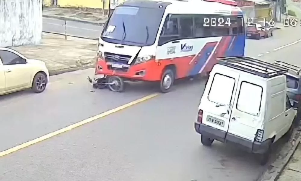 Motoqueiro se envolve em acidente com micro-ônibus em Manaus; veja vídeo