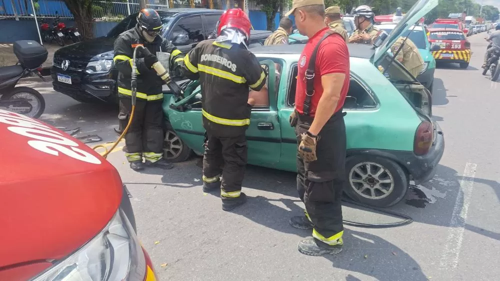 Grave acidente deixa vítimas presas às ferragens no Distrito Industrial; veja vídeo