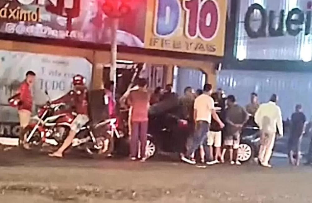 Carro invade loja no bairro Petrópolis, Zona Sul de Manaus; veja vídeo 