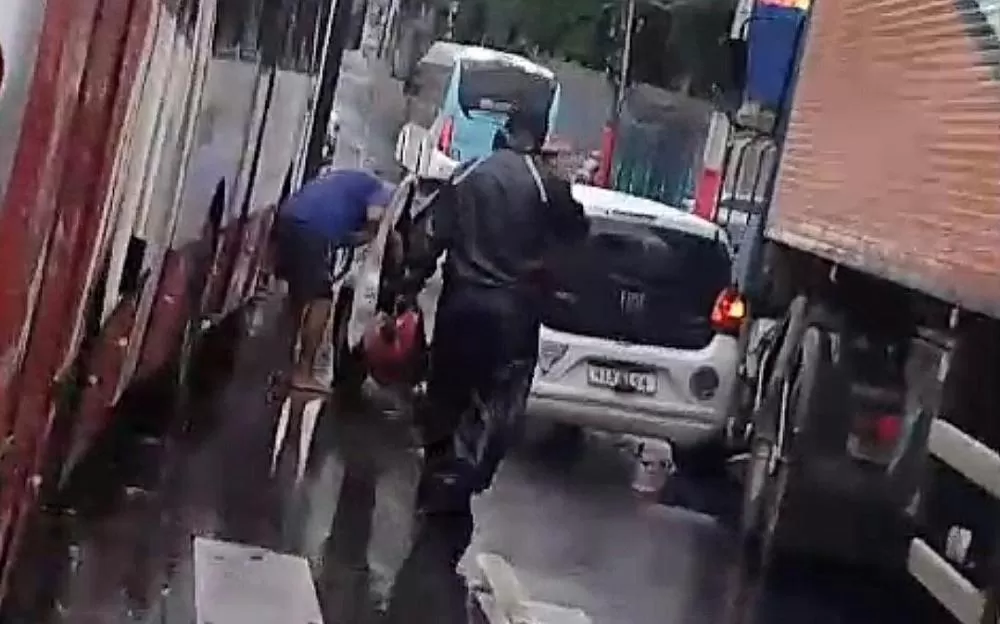 Ônibus colide com carro e causa transtorno na avenida Cosme Ferreira 