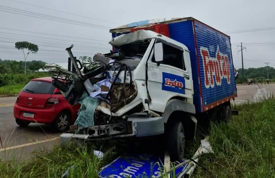 Caminhão colide com ônibus e deixa homem preso às ferragens na AM-070