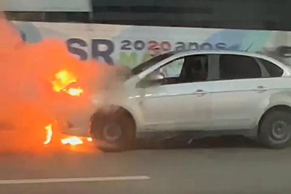 Carro em chamas na avenida Torquato Tapajós, em Manaus