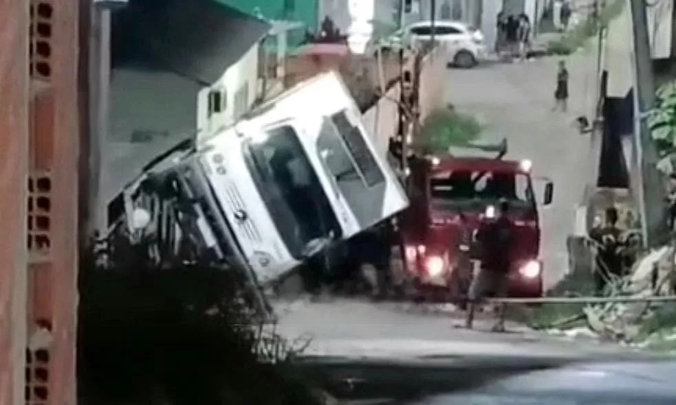 Veículo tomba e causa transtorno no Monte das Oliveiras; veja vídeo 