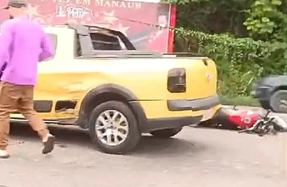 Mototaxista fica ferido após se envolver em acidente na avenida Camapuã, em Manaus 