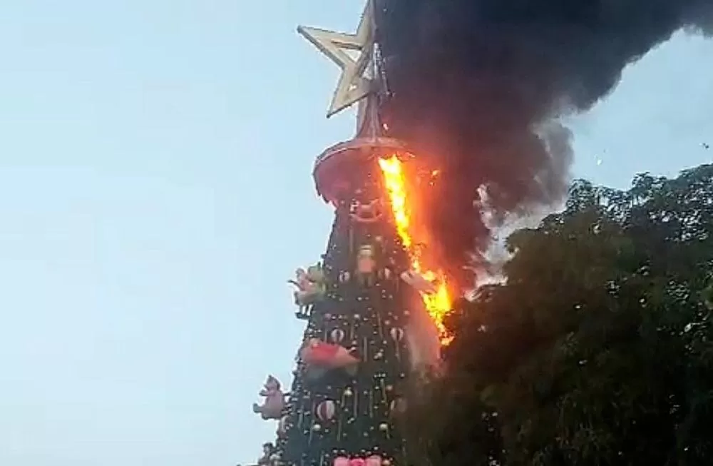 Fogo toma conta da Árvore de Natal do Largo São Sebastião; veja vídeo