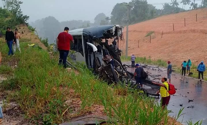 URGENTE: Grave acidente com ônibus na AM-010 com várias vítimas; vídeo