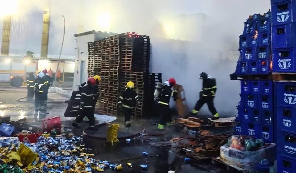Incêndio de grandes proporções atinge fábrica de bebidas da Ambev, em Manaus; vídeos